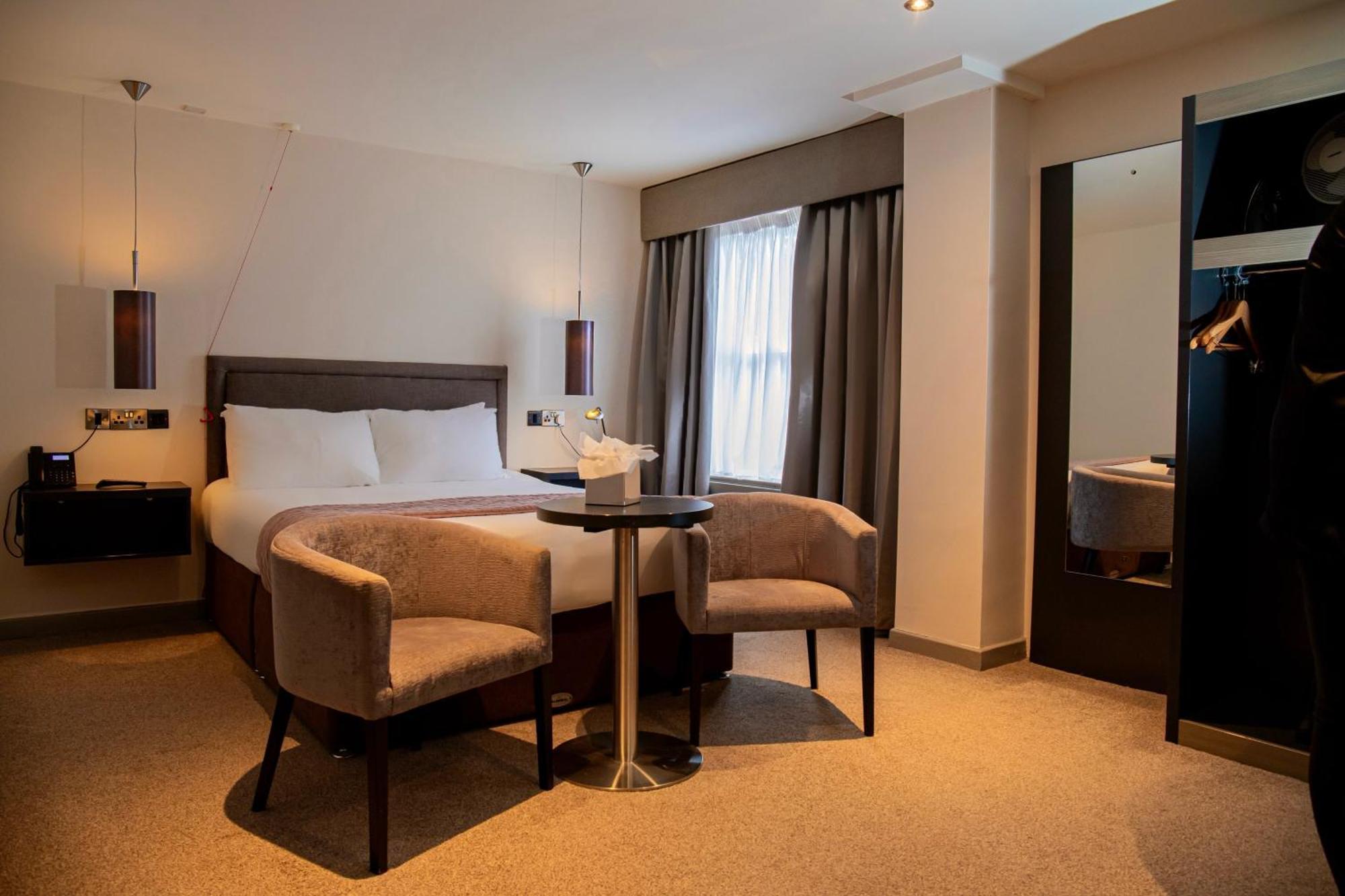 The Enniskillen Hotel And Motel Bagian luar foto